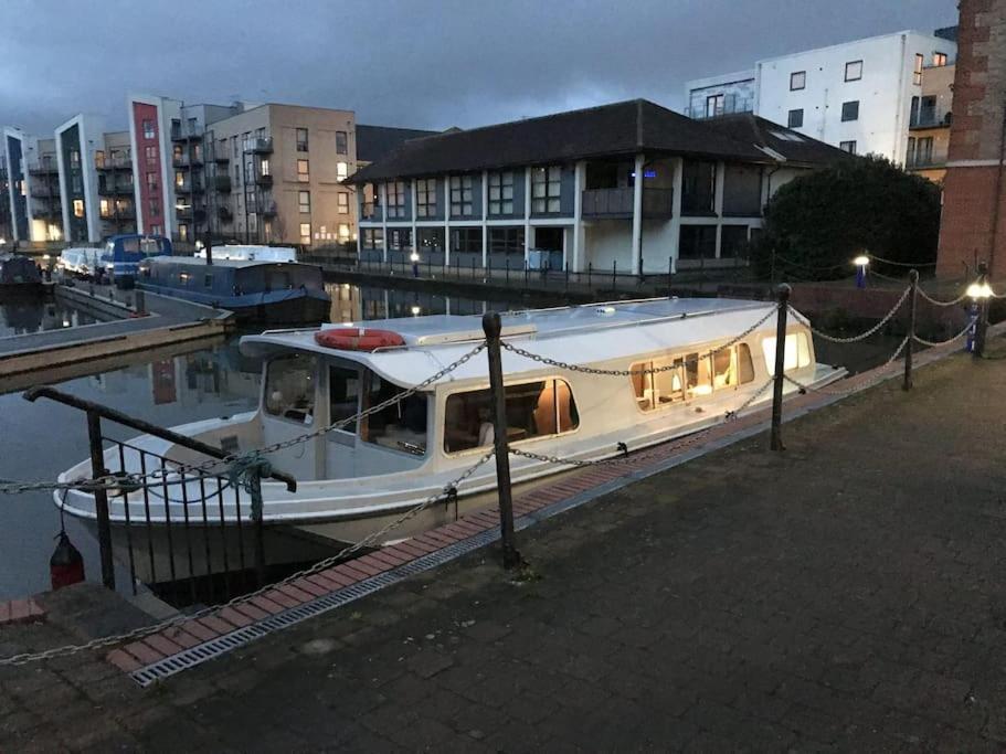 New Horizon - A Beautiful Boat Very Conveniently Located In Chelmsford City Exterior foto